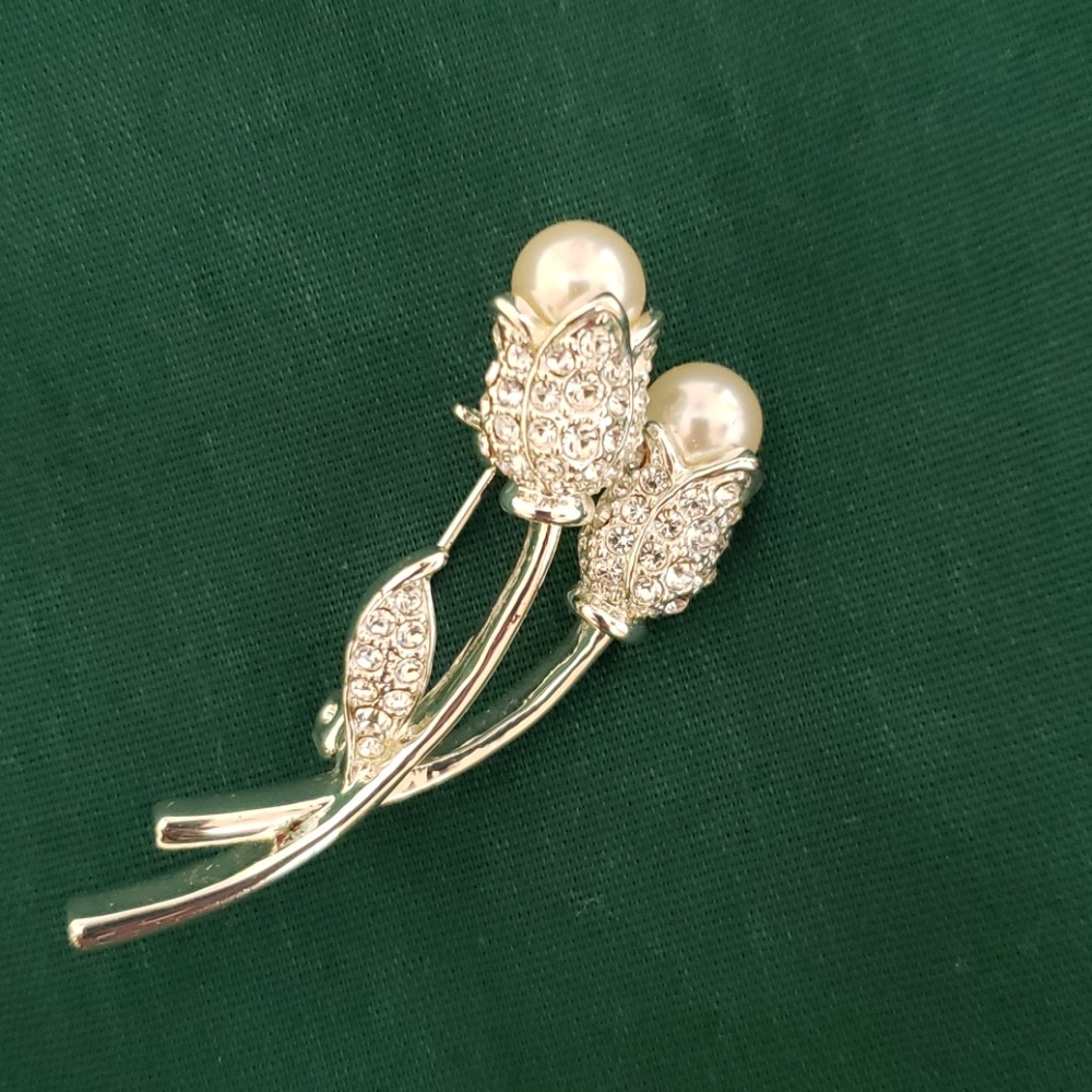 Vintage faux pearl, CZ embellished, silvertone floral pin, **sparkly!**